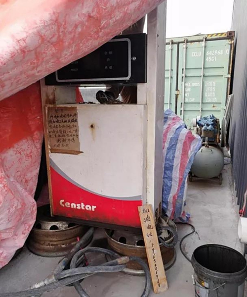 2018年11月1日，中央第三生態(tài)環(huán)境保護(hù)督察組進(jìn)駐山東省開展“回頭看”。通過對相關(guān)部門走訪問詢，并抽查有關(guān)企業(yè)，發(fā)現(xiàn)山東省物流運輸企業(yè)違規(guī)使用普通柴油或其他高硫分燃油問題依然十分突出，柴油貨車尾氣污染嚴(yán)重。  一、基本情況  《大氣污染防治法》明確，禁止向汽車和摩托車銷售普通柴油以及其他非機(jī)動車用燃料。第一輪中央環(huán)保督察反饋指出，山東省以普通柴油替代車用柴油的情況較多，濱州等地市大量物流運輸企業(yè)違規(guī)使用普通柴油，尾氣污染問題突出。  為此，山東省整改方案要求，杜絕違規(guī)使用普通柴油的情況，并明確由原省工商局負(fù)責(zé)部署推進(jìn)相應(yīng)整改工作。原省工商局于2018年8月1日上報山東省環(huán)境保護(hù)督察反饋意見整改工作領(lǐng)導(dǎo)小組，聲稱該問題完成整改并銷號。  二、主要問題  督察發(fā)現(xiàn)，原山東省工商局作為整改責(zé)任主體沒有認(rèn)真履行整改職責(zé)，未就整改工作進(jìn)行部署推進(jìn)，整改任務(wù)目標(biāo)完全落空，全省物流運輸企業(yè)違規(guī)使用普通柴油或高硫分燃油問題依然普遍存在。  （一）違規(guī)售油無人管。督察組抽查3個地市的4家煉化公司，發(fā)現(xiàn)這些煉化公司違規(guī)大量向物流運輸企業(yè)銷售普通柴油或其他高硫分燃油，導(dǎo)致這些柴油大量替代車用柴油使用，污染嚴(yán)重。2018年，東營齊潤化工有限公司將3萬余噸硫含量近2000mg/kg的常壓柴油售給物流運輸企業(yè)和加油站，墾利石化有限公司也將3萬余噸硫含量2000-3000mg/kg的燃油售給相關(guān)物流運輸企業(yè)和加油站，硫含量最高超標(biāo)約300倍。2017年中央環(huán)保督察以來，山東匯豐石化集團(tuán)有限公司將近40萬噸普通柴油銷往多家物流運輸企業(yè)，濰坊市昌邑石化有限公司將5萬余噸國Ⅳ和國Ⅴ的普通柴油售給物流運輸企業(yè)?，F(xiàn)場抽查發(fā)現(xiàn)，物流運輸企業(yè)多數(shù)在自身停車場內(nèi)私自安裝加油裝置，將所購違規(guī)油品自用，昌邑市盛宏物流有限公司甚至違法轉(zhuǎn)售其他社會車輛。   圖1 昌邑市盛宏物流有限公司在停車場內(nèi)私設(shè)加油裝置  （二）督察整改做樣子。原省工商局作為督察整改的責(zé)任主體，接受任務(wù)時服從安排，實際整改時做做樣子。督察反饋明確指出問題主要是煉化公司違法向物流運輸企業(yè)銷售普通柴油替代車用柴油使用，導(dǎo)致汽車尾氣污染。但原省工商局等部門整改時僅部署對加油站和成品油倉儲批發(fā)企業(yè)的檢查，沒有將煉化公司到物流運輸企業(yè)的黑色鏈條作為查處對象。整改工作指東打西，真正問題沒有觸及。另外，整改方案明確的目標(biāo)是“強(qiáng)化日常監(jiān)督管理，杜絕違規(guī)使用普通柴油”；但原省工商局擅自在銷號材料中將目標(biāo)改為“針對加油站開展專項整治行動”，以此蒙混過關(guān)，虛假銷號。   圖2 原省工商局在銷號確認(rèn)表上弄虛作假  （三）執(zhí)法監(jiān)管走過場。2017年以來，山東省各市共打擊取締非法加油點近2000家，但僅對涉案物流運輸企業(yè)進(jìn)行了處罰，未能以此為線索追根溯源，對源頭煉化公司違規(guī)售油問題進(jìn)行查處，煉化企業(yè)到物流運輸企業(yè)的黑色鏈條始終未被斬斷。  一些煉化企業(yè)長期游離于監(jiān)管之外，缺乏對法律的敬畏。2018年8月，生態(tài)環(huán)境部調(diào)研發(fā)現(xiàn)中國化工集團(tuán)山東昌邑石化有限公司涉嫌違法生產(chǎn)銷售國Ⅳ普通柴油，但在進(jìn)一步調(diào)查時，企業(yè)拒絕配合，不提供相關(guān)臺賬，并臨時編造相關(guān)記錄。“回頭看”進(jìn)駐后，督察組再次現(xiàn)場檢查，要求企業(yè)提供儲運臺賬，企業(yè)依然拒絕提供，并繼續(xù)編造謊言，提供虛假材料，性質(zhì)十分惡劣。  對此，濰坊市查處不嚴(yán)不實，甚至試圖蒙混過關(guān)。在督察組兩次督導(dǎo)后，查處工作依然走過場，在未調(diào)度企業(yè)生產(chǎn)記錄和儲運臺賬等關(guān)鍵證據(jù)的情況下，即采信企業(yè)說法，甚至未調(diào)閱生產(chǎn)記錄就作出該企業(yè)2018年未生產(chǎn)銷售國Ⅳ普通柴油的結(jié)論。直到督察組再次督導(dǎo)、進(jìn)一步明確要求后才加大查處力度，發(fā)現(xiàn)該企業(yè)2018年實際以燃料油名義違規(guī)銷售國Ⅳ普通柴油4萬多噸。  三、原因分析  原山東省工商局不在整改落實中下功夫，反而在整改銷號上動腦筋，表面整改，虛假整改問題突出。  山東省有關(guān)地市不敢動真碰硬，對違法銷售不合格油品的黑色鏈條整治不力，未能對油品來源追根溯源，未對煉化企業(yè)的違法行為依法查處。